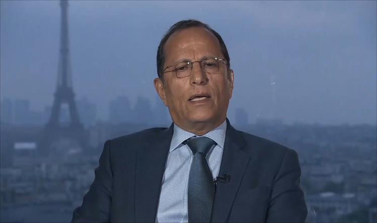 ديبلوماسي يمني: السفير السعودي هو الحاكم الفعلي لليمن وهادي صامت من 25 عام