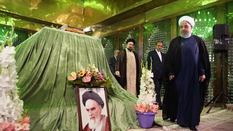 イラン大統領と政府閣僚、故ホメイニー師の理念にあらためて忠誠を誓う