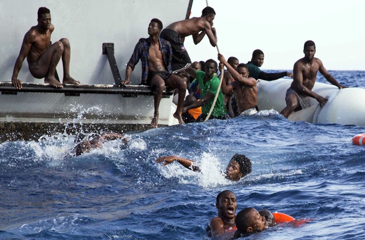 الجيش التونسي ينقذ 18 مهاجرا من الغرق