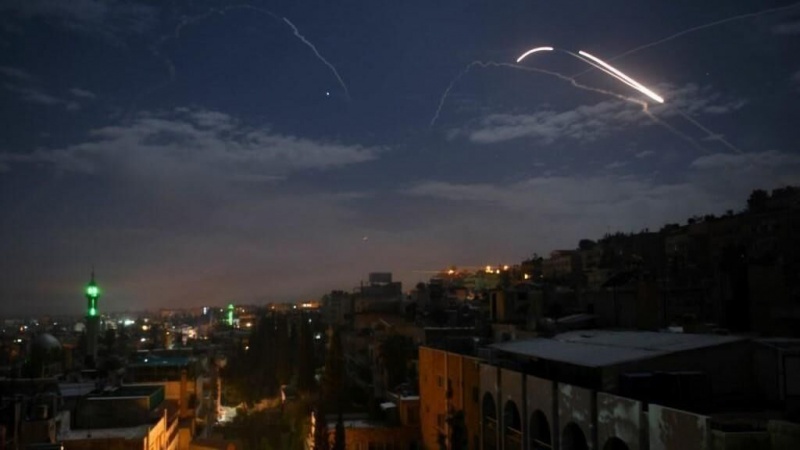 シリア対空防衛部隊が、イスラエルのミサイル攻撃に対抗