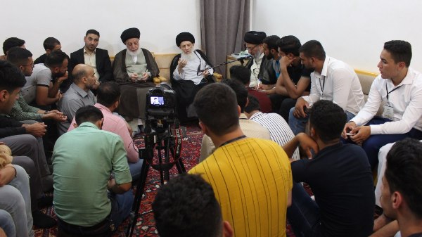 آية الله الحكيم يوصي الشباب المؤمن بالإخلاص والتقوى والتمسك بعقيدتهم 