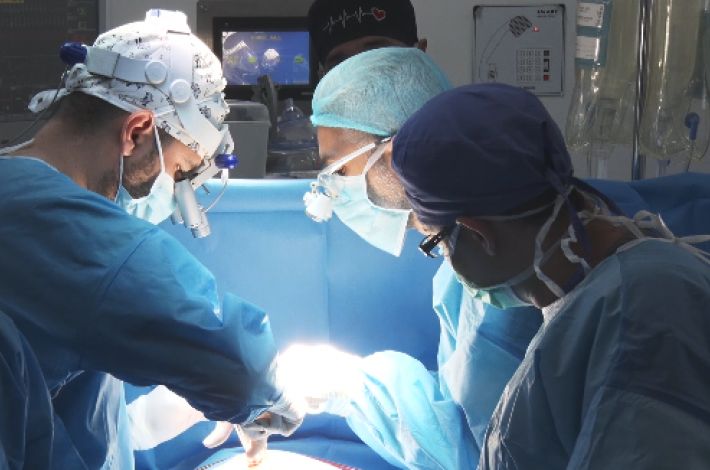 Ein irakisches Ärzte-Team von der Al-Kafeel Polyklinik behandelt einen 3 Monate altes Baby mit Erfolg 