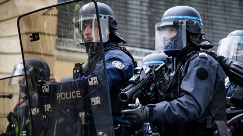 フランスで、警察が反資本主義運動の抗議者を襲撃