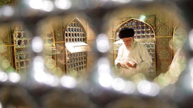 Ингилаб Рәһбәринин иштиракы илә Имам Рза(ә)-ын пак зиреһинин тозу алыныб