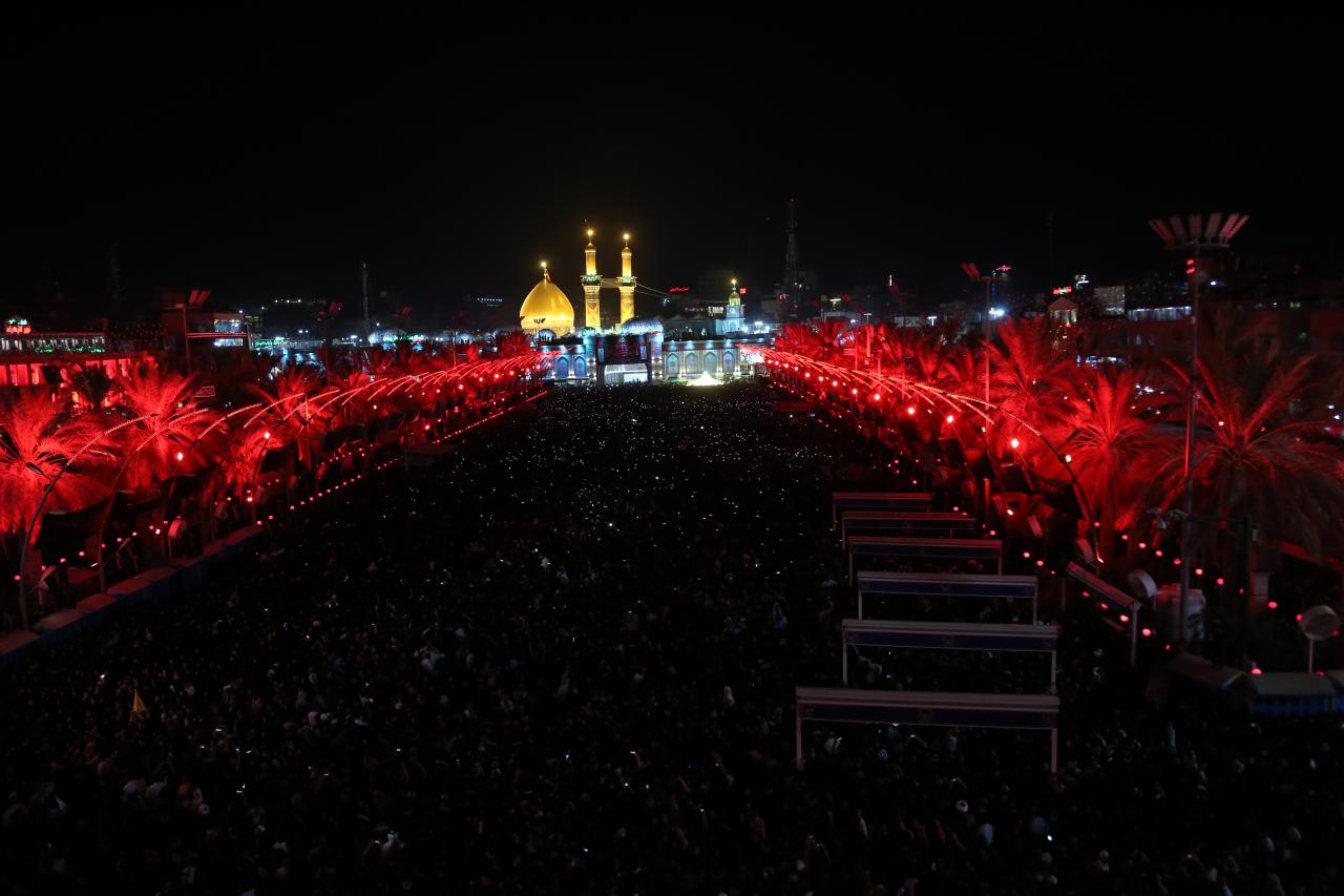 تقریر مصور/  رفع راية الحزن فوق قبة مرقد الامام الحسين (ع) واعلان الحداد في كربلاء