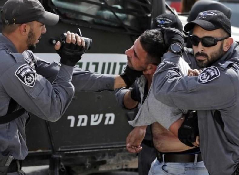 إلاحتلال إلاسرائيلي يعتقل 8 مواطنين بالضفة والقدس منهم والدة أسيرين
