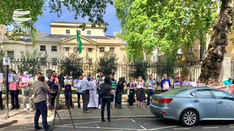 Arabistan'ın Londra büyükelçiliği önünde protesto gösterisi
