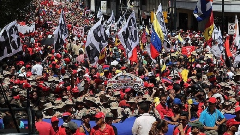 Caracas'ta Maduro'ya destek gösterisi