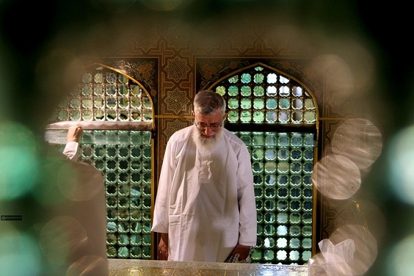 Ang Pinuno ay Dumalo sa Paglilinis ng Alikabok na Rituwal sa Imam Reza (s.k.n.k.) na Dambana sa Bisperas ng Muharram