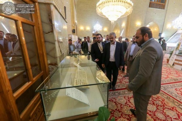 Ang Sulay-Kamay [Mushaf] na Inugnay kay Imam Ali (s.k.n.k.) ay Ipinakita sa Najaf