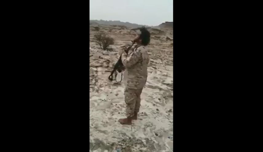 فيديو/ "مرتزق يمني" ينتحر أمام زملائه لما فعله به ضابط سعودي!
