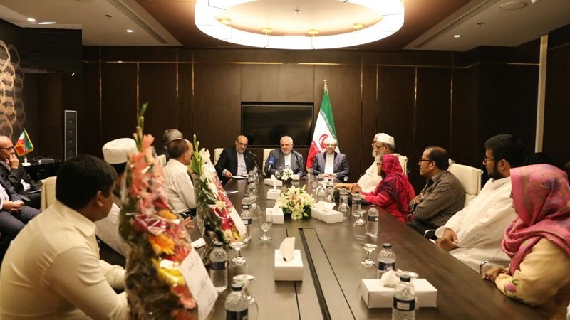 Zarif, Bangladeş’te Farsça hocaları ile bir araya geldi