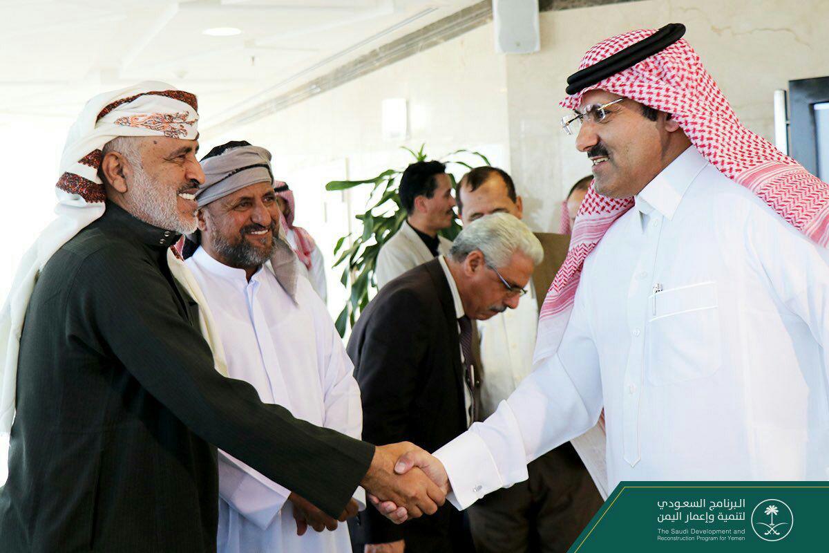 السعودية تعمل بنعومة لتحقيق ما عجزت عنه الإمارات لإنهاء حكومة هادي