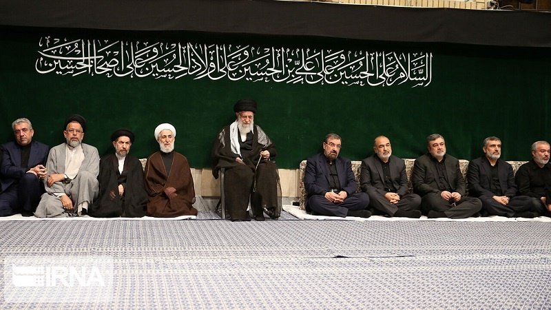 رہبر معظم کی موجودگی میں حسینیہ امام خمینی (رہ) میں مجلس عزا منعقد