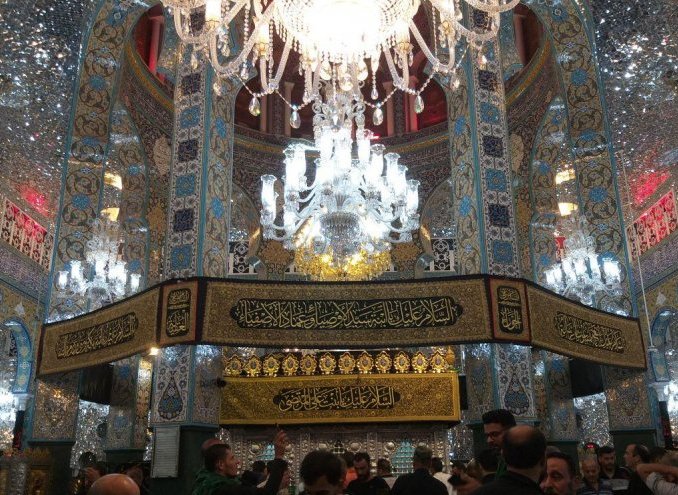 عشاق آل البيت يجددون البيعة عند مرقد السيدة زينب (ع)