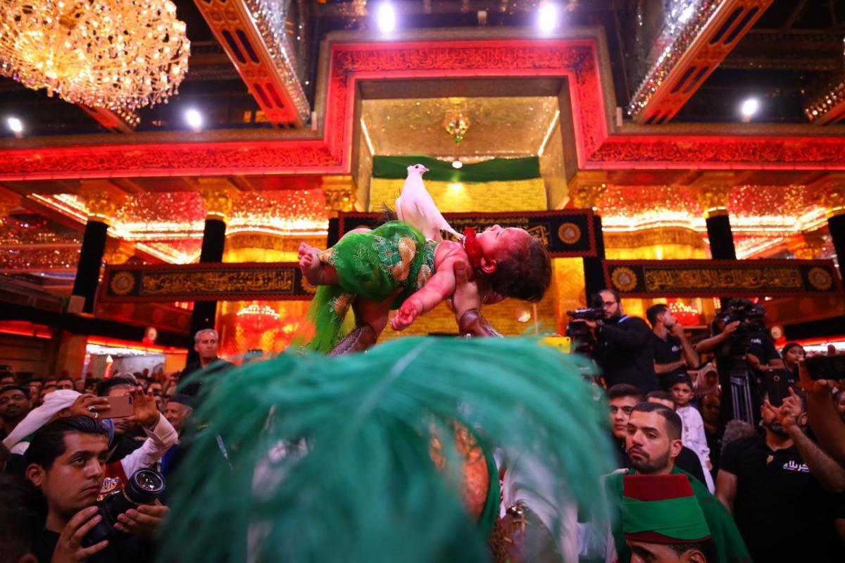 تصویری رپورٹ: نو محرم کی رات کربلا میں جناب علی اصغر(ع) کی شہادت کا پرسہ دیتے ہوئے ماتمی جلوس
