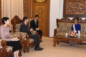 ေဒၚေအာင္ဆန္းစုၾကည္၊ တပ္ခ်ဳပ္ႏွင့္ တ႐ုတ္အထူးကိုယ္စားလွယ္ သီးျခားစီေတြ႕ဆံု