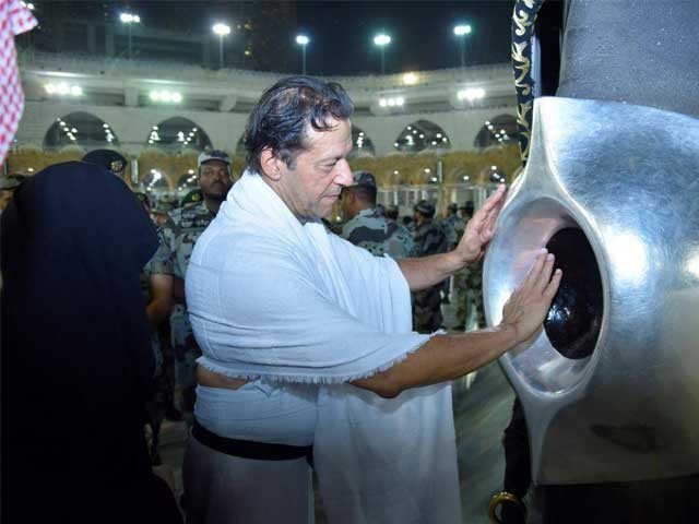 وزیراعظم عمران خان اور ان کی اہلیہ نے عمرہ کی سعادت حاصل کرلی