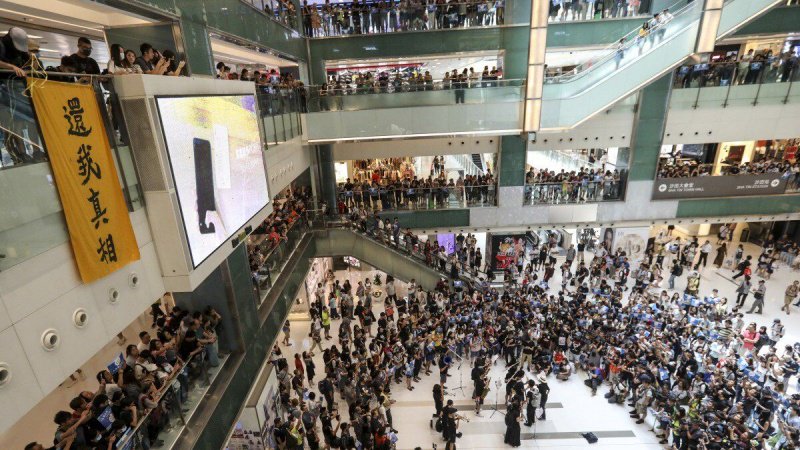 香港抗议者向中国商店袭击了
