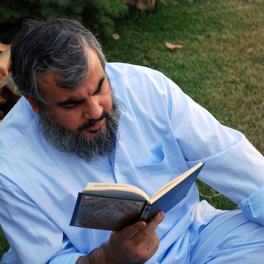 الوجه الآخر للسيد نصر الله هكذا يتابع مواقع التواصل الاجتماعي ويعدّ خطاباته