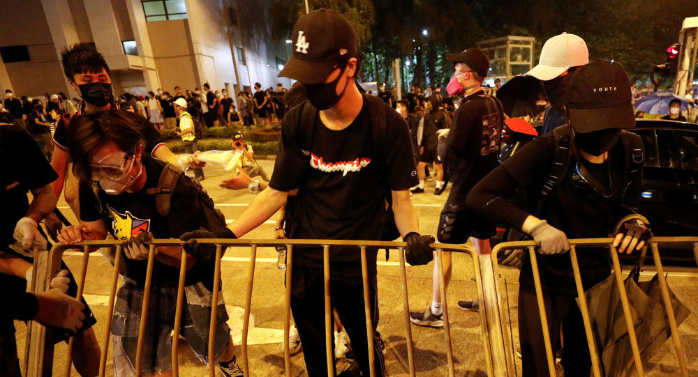 Manifestantes bloqueiam saída de Carrie Lam de estádio em Hong Kong