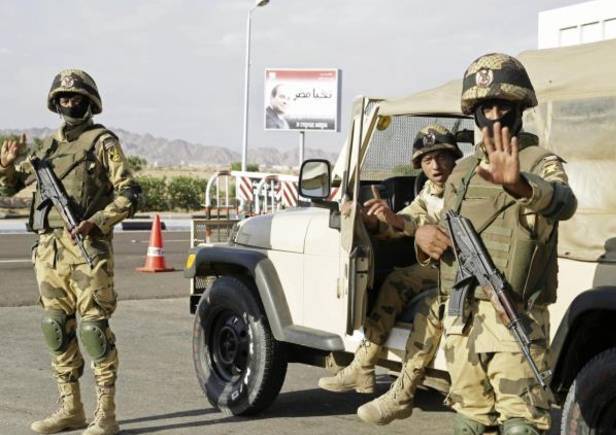 مصر: مقتل وإصابة 10 من العسكريين في هجوم بـ سيناء