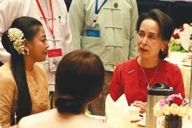 ေဒၚေအာင္ဆန္းစုၾကည္၏ မ်က္ႏွာေလဆာမီးထိုးခံရမႈ ရဲတပ္ဖြဲ႕က စံုစမ္းစစ္ေဆးေန လံုၿခံဳေရးက်ိဳးေပါက္မႈဟု ဒီခ်ဳပ္ေျပာခြင့္ရပုဂၢိဳလ္ေျပာ