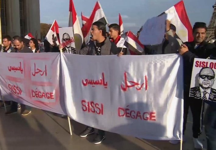 وقفة احتجاجية بباريس تطالب بـ رحيل "السيسي"