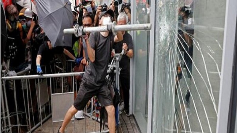 香港での抗議デモが暴動に発展