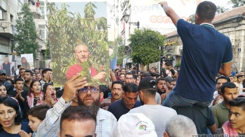 رام اللہ میں عالمی ریڈکراس کے دفتر کے سامنے فلسطینیوں کا اجتماع