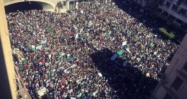 جزائريون رافضون للانتخابات يتظاهرون للأسبوع الـ 33 ويطالبون بدولة مدنية لا عسكرية