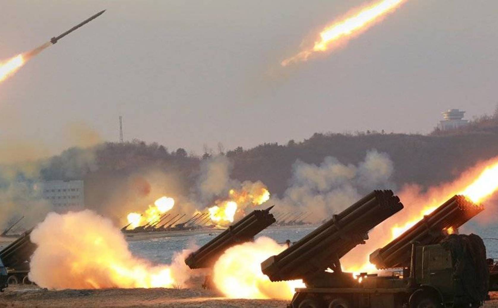 كاتب "إسرائيلي": سنُهزم في الحرب القادمة من كثافة الصورايخ