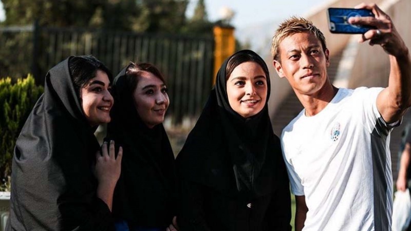 カンボジアのサッカー代表チームの本田圭佑監督がイランのメディアの注目を集める