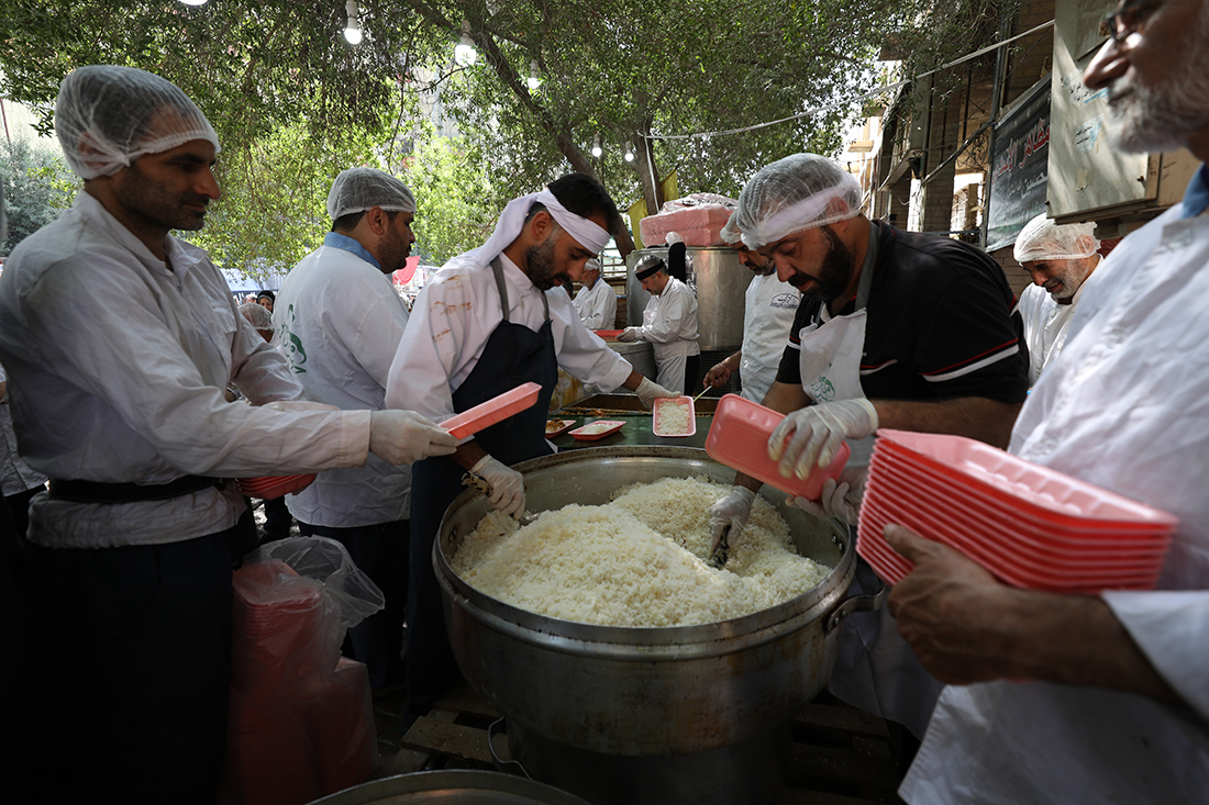 تقرير مصور/ العتبة الحسينية المقدسة تقدم الطعام لزوار أربعينية الامام الحسين (ع)