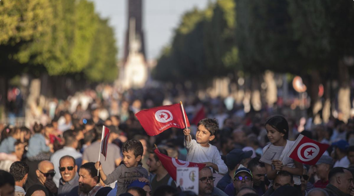 Dubban Yan Tunisia Suna Murna Da Zaben Kais Said A Matsayin Shugaban Kasa Dubban Yan Tunisia Suna Murna Da Zaben Kais Said A Matsayin Shugaban Kasa