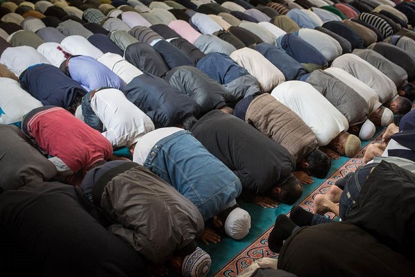 İslamofobiye rağmen Batı ülkelerinde İslam'a olan eğilim artıyor