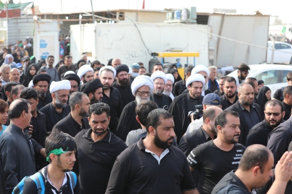آية الله النجفي يشارك حشود المؤمنين في مسيرة الأَربعين المقدسة