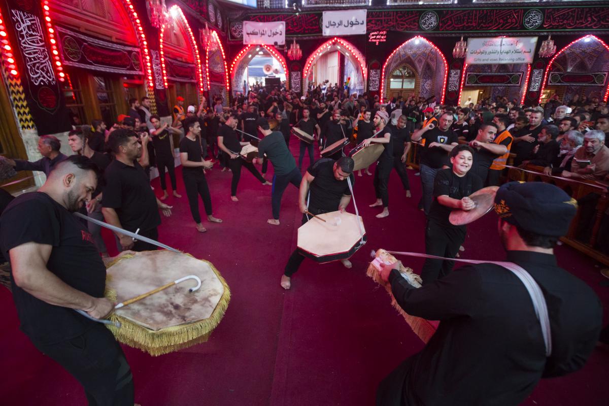 تتدفّق مواكبُ عزاء الى مرقدَيْ الإمام الحسين وأخيه أبي الفضل العبّاس (ع) +(صور)