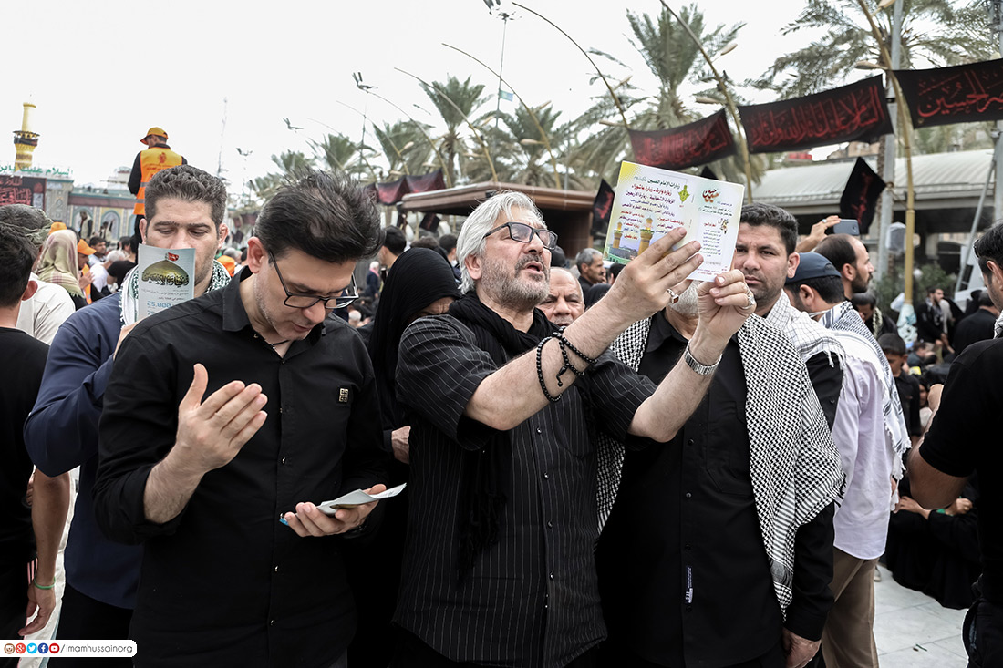 تقرير مصور/ زوار أربعينية الامام الحسين (ع) يؤدون مراسم الزيارة عند حرم ابي الاحرار واخيه ابي الفضل (ع)