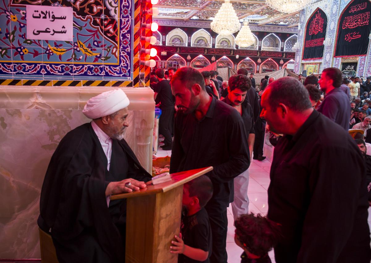 بلُغاتٍ عديدة: محطّاتٌ للاستفتاء والوعظ والإرشاد تنتشر في صحن أبي الفضل العبّاس (ع)+(صور)