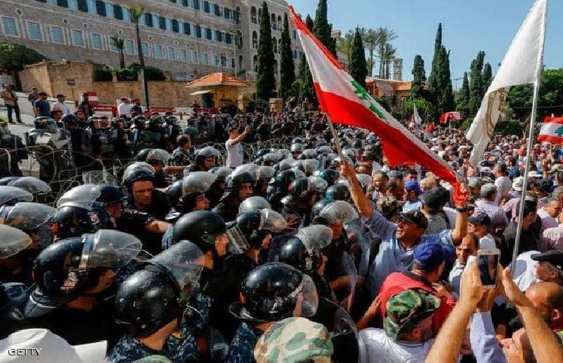 مواجهات بين المحتجين وشرطة مكافحة الشغب قرب مبنى الحكومة