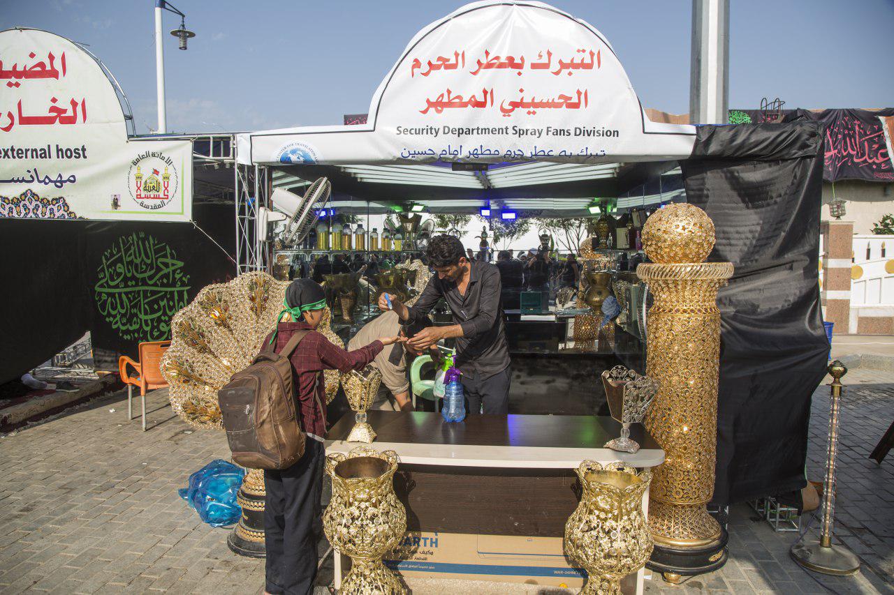 تقرير مصور/ مواكب حسينية تتسابق في بذل الجهود لتقديم كافة الخدمات لزوار أربعينية الامام الحسين (ع) 