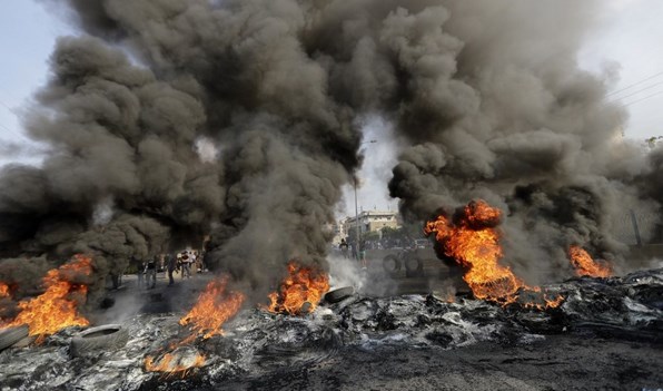 سقوط قتيل وإصابة 7 في مواجهات بين المتظاهرين ومرافقي النائب السابق مصباح الأحدب