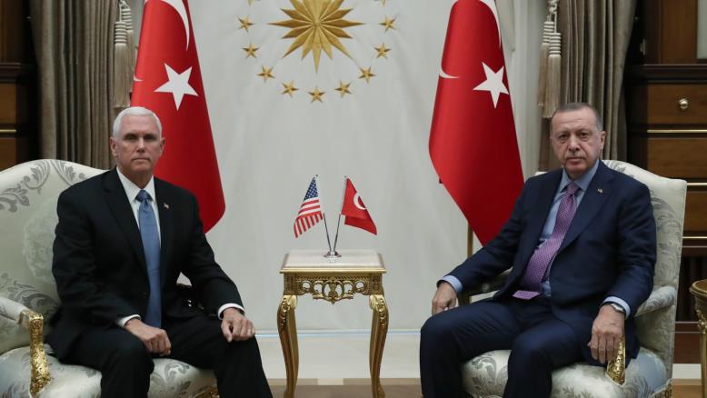بتجهم وعبوس.. أردوغان يستقبل بنس بعلم أميركي صغير