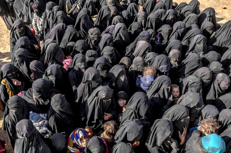 "سانا": القوات الأمريكية تنقل زوجات "الدواعش" من داخل مخيم الهول شرق الحسكة