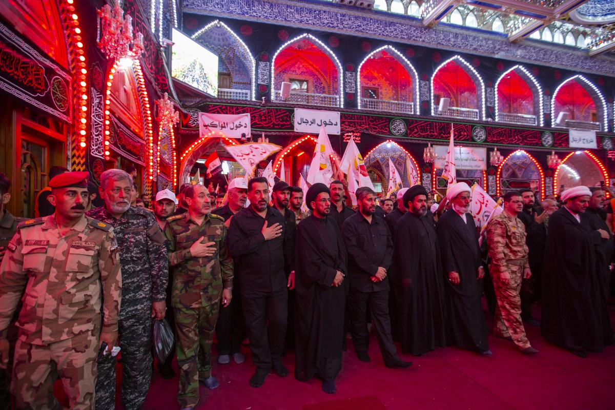 فرقةُ العبّاس (عليه السلام) القتاليّة تشارك جموع المؤمنين في إحيائهم لزيارة الأربعين+(صور)