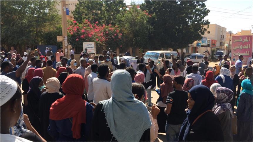 عشرات الآلاف يتظاهرون في السودان ضد الحزب الحاكم السابق