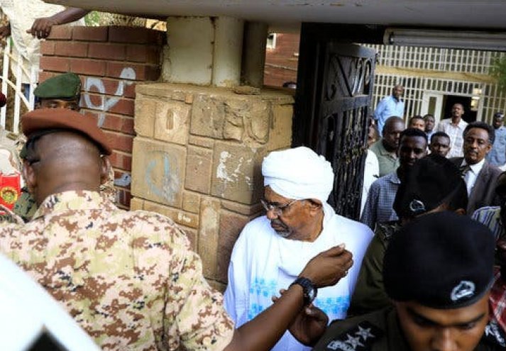 السودان يبحث تسليم "عمر البشير" للجنائية الدولية