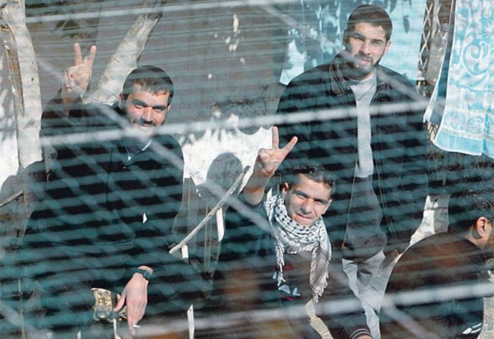 فلسطين: 4 أسرى يواصلون معركة الأمعاء الخاوية
