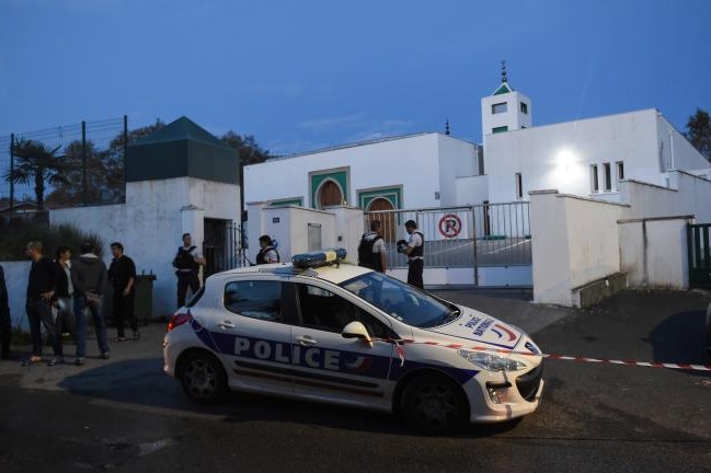  Mosquée de Bayonne : Macron condamne une "attaque odieuse" et s'engage à "protéger les compatriotes musulmans"